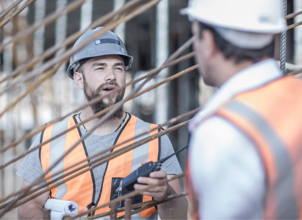 Équipe de construction travaillant sur un chantier moderne