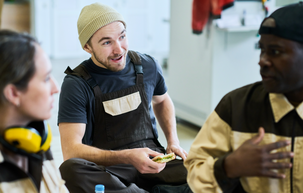 Architecte professionnel examinant des plans de construction