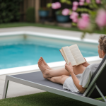 piscine-transat-personne-lisant-jardin