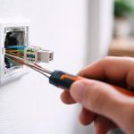 main-outils-fils-prise-rj45