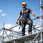 echafaudeur-structure-metallique-casque-ciel-bleu